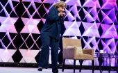 Во время конференции в Хиллари Клинтон запустили туфлю